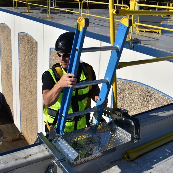 Commercial Ladder Safety-Dock Parapet 4 in action 600 x 600